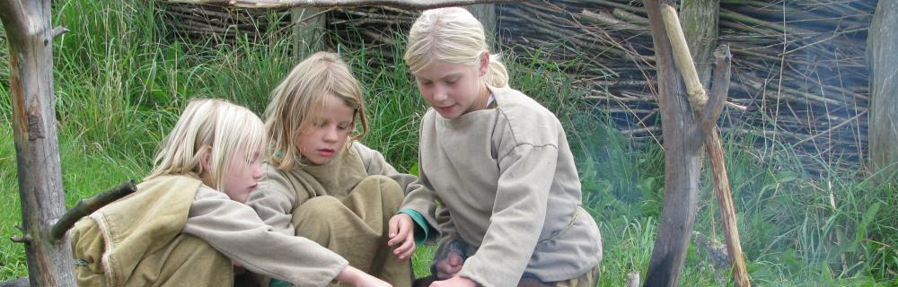 Børn i Hvolris Jernalderlandsby